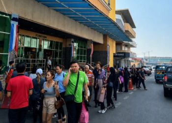 ORANG ramai keluar dari bangunan selepas gegaran dirasai di Keningau Mall di sini, hari ini.