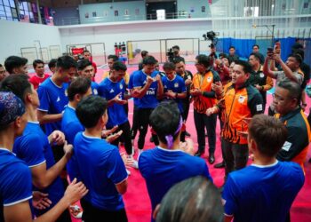 Menteri Belia dan Sukan,  Dr. Mohammed Taufiq Johari ketika meninjau sesi latihan skuad sepak takraw bagi bersiapan Sukan Asia Aichi-Nagoya 2026 di MSN Bukit Jalil. UTUSAN/Saddam Yusoff