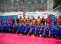 Menteri Belia dan Sukan, Dr. Mohammed Taufiq Johari dan Ketua Kontinjen Sukan Asia 2026, Datuk Wira Mohd Sumali Reduan bergambar bersama pasukan sepak takraw ketika meninjau sesi latihan bagi bersiapan Sukan Asia Aichi-Nagoya 2026 di Bukit Jalil. UTUSAN/Saddam Yusoff