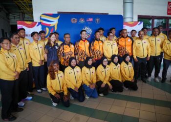 Menteri Belia dan Sukan,  Dr. Mohammed Taufiq Johari bersama Ketua Kontinjen Sukan Asia 2026, Datuk Wira Mohd Sumali Reduan ketika meninjau sesi latihan pasukan olahraga bagi menghadapi Sukan Asia Aichi-Nagoya 2026 di Bukit Jalil. UTUSAN/Saddam Yusoff