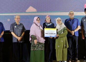 NORAINI Ahmad (tengah) menyampaikan Anugerah Penerima Insentif Produktiviti Projek Rintis Model Baharu Insentif Pengeluaran Lateks (IPL+) pada Majlis Pelancaran Perkhidmatan GeRaK 2026 di Dewan Al-Hana, Sik, Kedah, hari ini. - UTUSAN/SHAHIR NOORDIN