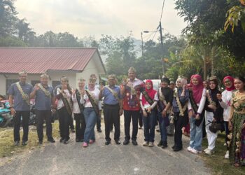 NURULHIDAYAH Ahmad Zahid (lima dari kiri) ketika menyertai Karnival Inspirasi anjuran Kelab Wanita Ikon Selangor di Kampung Orang Asli Donglai Baru, Hulu Langat.