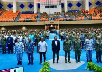 MOHAMED Khaled Nordin (depan, lima dari kanan) dalam Program Syarahan Eksekutif Menteri Pertahanan Bersama Pasukan Latihan Pegawai Simpanan (Palapes) Universiti Awam (UA) di Universiti Malaysia Perlis (Unimap) Arau, Perlis, hari ini. - UTUSAN/ASYRAF MUHAMMAD
