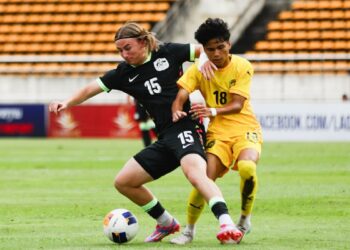 PEMAIN Negara cuba mengasak pemain  Australia dalam aksi kelayakan Piala Asia B-20 2027 di Laos, sebentar tadi.-IHSAN AFC