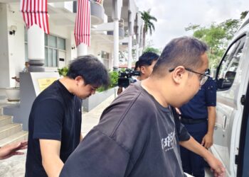 NG YUNG CHENG (kanan) dan Mu Vui Yen (kiri) dihadapkan ke Mahkamah Majistret Batu Gajah hari ini atas pertuduhan menipu pekerja kedai pajak dengan menggadaikan barang kemas palsu, bulan lalu.