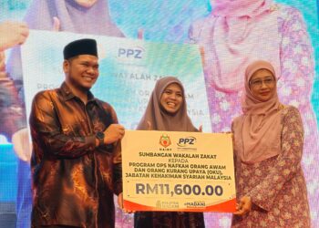 MARHAMAH (tengah) menyaksikan penyampaian sumbangan wakalah zakat berjumlah RM11,600 yang disampaikan oleh Hakim Mahkamah Rayuan Syariah, Noor Hadina Ahmad Zabidi (kanan) kepada Penolong Pengurus Unit Cawangan Labuan Pusat Pungutan Zakat (PPZ-MAIWP), MOHAMAD Haziq Abang Sapri.-UTUSAN / NASRAWATI SYARIFUDDIN