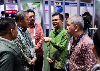 AKMAL Nasrullah Mohd Nasir (dua dari kanan) dan Presiden Majlis Perkhidmatan Minyak dan Gas Malaysia (MOGSC), Zahris Sham Abu Musa (dua dari kiri)  mengadakan lawatan di reruai sempena Pameran dan Persidangan Perkhidmatan Minyak dan Gas Malaysia ke-8 di Pusat Konvensyen Kuala Lumpur. - UTUSAN/M. FIRDAUS M. JOHARI