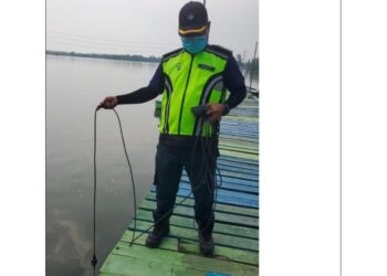 ANGGOTA JAS menjalankan pensampelan in-situ di Tanjung Uda Village Resort di Kampung Sitiawan, Lumut susulan kejadian ikan mati di Sungai Sitiawan baru-baru ini.