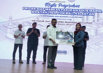 SAIFUDDIN Nasution Ismail (kiri) menerima  gambar markas Polis Marin Wilayah Tiga Tok Bali Pasir Puteh.