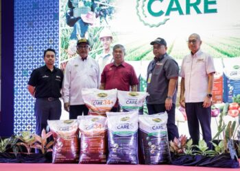 MOHAMAD Sabu (tengah) pada majlis perasmian Baja Premium Care sambil diiringi Pengurus Besar Pertubuhan Peladang Kebangsaan (NAFAS), Muhammad Faris Arriffin (kiri); Pengerusi Lembaga Pertubuhan Peladang (LPP), Datuk Mahfuz Omar; Ahli Lembaga Pengarah Nafas Bajakimia, Haris Alimudin (dua dari kanan) dan Ketua Pegawai Eksekutif Nafas Bajakimia, Zalifudin Md. Arshad (kanan) sempena Pameran Pertanian, Hortikultur & Agropelancongan Malaysia (MAHA) 2026 di MAEPS, Serdang, hari ini. - UTUSAN/MUHAMAD IQBAL ROSLI