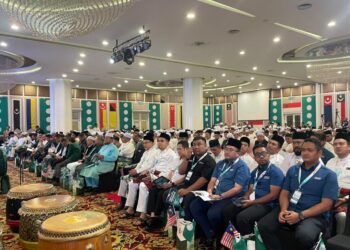 DR. MUHAMMAD Akmal Salleh (enam dari kanan) menghadiri Muktamar Pemuda Pas di Kota Bharu, Kelantan hari ini-UTUSAN/ROSMIZAN RESDI.