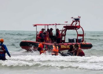 MAYAT ketiga daripada empat mangsa lemas di Pantai Tanjung Lompat, Kota Tinggi yang dikenal pasti sebagai Muhammad Adib Hafiy Kamal ditemukan pada pukul 11.15 pagi.
