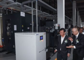 CHOW Kon Yeow (kiri) diberi penerangan oleh Jian Li mengenai operasi kilang pintar baharu oleh syarikat SkyGate NHJ Technology di Perai, Butterworth, Pulau Pinang hari ini.-UTUSAN/DANIAL SAAD