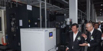 CHOW Kon Yeow (kiri) diberi penerangan oleh Jian Li mengenai operasi kilang pintar baharu oleh syarikat SkyGate NHJ Technology di Perai, Butterworth, Pulau Pinang hari ini.-UTUSAN/DANIAL SAAD