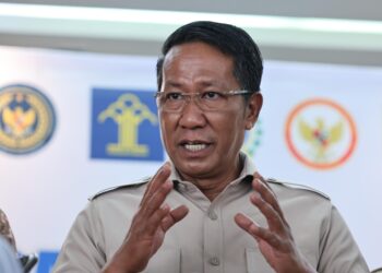 Menteri Hukum (Undang-undang) Republik Indonesia, Dr. Supratman Andi Agtas ketika sidang media program Pasti Ada Solusi di Kedutaan Besar Republik Indonesia (KBRI), Kuala Lumpur di sini hari ini.-UTUSAN/AMIR KHALID