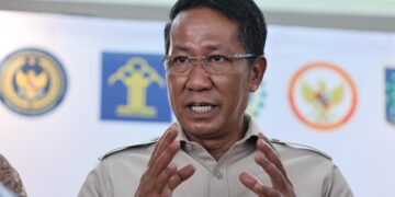 Menteri Hukum (Undang-undang) Republik Indonesia, Dr. Supratman Andi Agtas ketika sidang media program Pasti Ada Solusi di Kedutaan Besar Republik Indonesia (KBRI), Kuala Lumpur di sini hari ini.-UTUSAN/AMIR KHALID