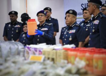 AMRAN Ahmad menunjukkan pelbagai jenis dadah yang berjaya ditumpaskan dan disita Jabatan Kastam Diraja Malaysia pada sidang akhbar di Cawangan Narkotik Ibu Pejabat Kampung Jijan, Nilai, Negeri Sembilan, hari ini. - UTUSAN/MOHD. SHAHJEHAN MAAMIN