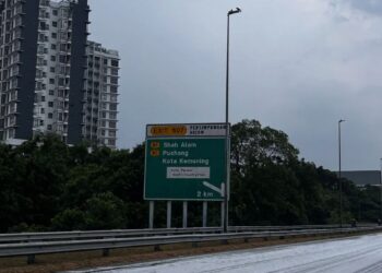 HANTARAN tular di media sosial jalan raya yang dipenuhi dengan buih sabun, semalam.