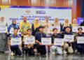 MOHAMED KHALED Nordin (berdiri tengah) bergambar bersama beberapa penerima Surat Tawaran WPP PTPTN di Dewan Jubli Intan, Kota Tinggi.