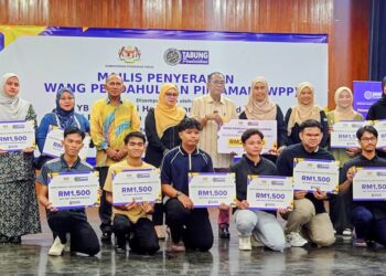 MOHAMED KHALED Nordin (berdiri tengah) bergambar bersama beberapa penerima Surat Tawaran WPP PTPTN di Dewan Jubli Intan, Kota Tinggi.