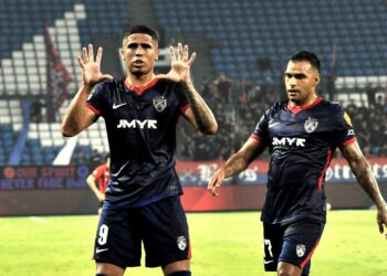 Aksi Bergson ketika bertemu DPMM FC dalam aksi Liga Super semalam. - UTUSAN/RAJA JAAFAR