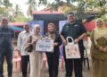 NORLIZA Abdul Rahim (tengah) menyerahkan replika kad Wang Pendahuluan Pinjaman (WPP) berjumlah RM1,500 kepada salah seorang penerima WPP.