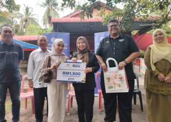 NORLIZA Abdul Rahim (tengah) menyerahkan replika kad Wang Pendahuluan Pinjaman (WPP) berjumlah RM1,500 kepada salah seorang penerima WPP.