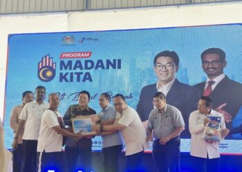 SIM Tze Tzin (empat dari kiri) ketika merasmikan Program Madani Kita di SMK Sungai Nibong di George Town, Pulau Pinang hari ini. - UTUSAN/SAFINA RAMLI