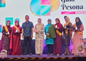 FADHLINA Sidek (empat dari kiri) ketika menghadiri Himpunan Gala Pesona Kasih Madani di Butterworth, Pulau Pinang hari ini.