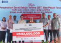 FADHLINA Sidek (empat dari kanan) ketika menyaksikan penyerahan replika cek pembinaan blok gantian penuh SJKT Sungai Bakap berjumlah RM12.6 juta pada Majlis Penyerahan Surat Setuju Terima (SST) dan pecah tanah sekolah itu di Nibong Tebal, Pulau Pinang hari ini.-UTUSAN/DANIAL SAAD
