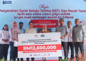 FADHLINA Sidek (empat dari kanan) ketika menyaksikan penyerahan replika cek pembinaan blok gantian penuh SJKT Sungai Bakap berjumlah RM12.6 juta pada Majlis Penyerahan Surat Setuju Terima (SST) dan pecah tanah sekolah itu di Nibong Tebal, Pulau Pinang hari ini.-UTUSAN/DANIAL SAAD