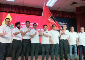 DOMINIC Lau Hoe Chai (empat dari kiri) ketika menghadiri Persidangan Perwakilan Tahunan Parti Gerakan Pulau Pinang di George Town, Pulau Pinang hari ini.-UTUSAN/SAFINA RAMLI