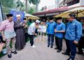 ZULKIFLI Hasan (tiga dari kiri) ketika Gimik Pelancaran BARAKAH Pit Stop di Masjid Saidina Abu Bakar As-Siddiq, Bangsar, di sini hari ini. - UTUSAN/SHIDDIEQIIN ZON