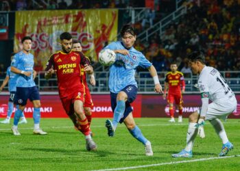 Pertahanan Melaka, Shinhoo Kim mengeluarkan bola dari kawasan bahaya pada perlawanan Liga Super 2026/2027 antara Selangor dan Melaka, di Stadium Majlis Bandaraya Petaling Jaya, di sini hari ini.-UTUSAN/ SHIDDIEQIIN ZON