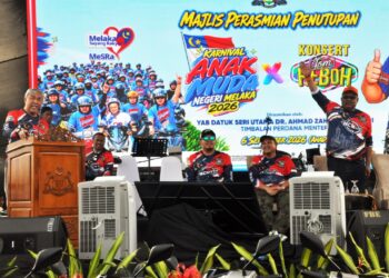 Ahmad Zahid Hamidi merasmikan penutup Karnival Anak Muda Melaka Jom Heboh 2026 di Pusat Dagangan Antarabangsa Melaka (MITC), hari ini. - UTUSAN/AMRAN MULUP