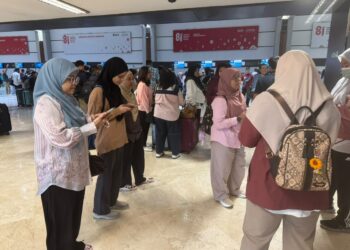 SEBAHAGIAN penumpang pesawat ke tanah air yang terkandas di Lapangan Terbang Antarabangsa Soekarno-Hatta, Jakarta, Indonesia ekoran pembatalan penerbangan akibat letusan Gunung Anak Krakatau.