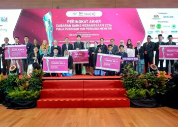 CHANG Lih Kang (lapan kiri) bergambar bersama para pemenang Pertandingan Akhir Cabaran Sains Kebangsaan 2026 Piala Pusingan YAB Perdana Menteri di Institut Kesihatan Negara (NIH) di sini hari ini. - UTUSAN/ FARIZ RUSADIO