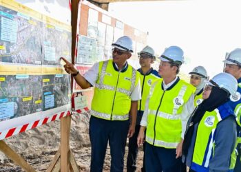 CHOW Kon Yeow (tiga dari kiri) diberi penerangan mengenai perkembangan projek PTJSD ketika melakukan tinjauan ke tapak projek itu di Butterworth, Pulau Pinang.