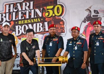 NORDIN Pauzi (tengah) dan Chow Kon Yeow (dua dari kiri) ketika Majlis Perasmian Program Hari Buletin 5.0 Bersama Bomba 2026 di Bukit Mertajam, Pulau Pinang petang semalam. - UTUSAN/DANIAL SAAD