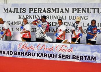 AB. Rauf Yusoh dan Rais Yasin (tiga dari kiri) melakukan majlis pecah tanah pembinaan masjid baharu Sungai Udang Jelajah Ketua Menteri Sayang Rakyat DUN Sungai Udang dan Majlis Penutup Karnival Sungai Udang Kampung Kita di Seri Bertam, Sungai Udang, hari ini. - UTUSAN/AMRAN MULUP