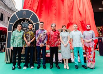 JOHARI Abdul Ghani (tengah) bersama tetamu kehormat Puteri Selangor Tengku Zatashah Sultan Sharafuddin Idris Shah (tiga dari kanan) ketika majlis perasmian Chinatown 1974.