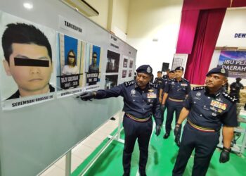 HUSSEIN Omar Khan pada sidang akhbar kejayaan JSJN Bukit Aman menumpaskan sindiket pemprosesan dadah di IPD Seremban, Seremban, Negeri Sembilan hari ini.-UTUSAN/MOHD.SHAHJEHAN MAAMIN.