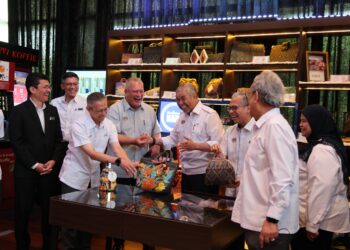 AHMAD Zahid Hamidi dan dan Menteri Komunikasi, Datuk Seri Fahmi Fadzil ketika melawat galeri PKD di Ibu Pejabat MCMC di Cyberjaya, semalam.