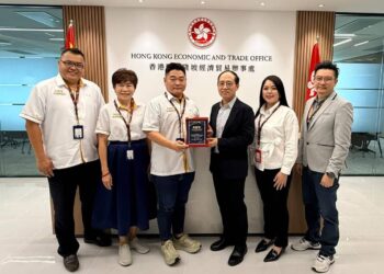 WILLIAM Khoo (tiga dari kiri) ketika sesi kunjungan hormat ke Pejabat Ekonomi dan Perdagangan Hong Kong, hari ini.-GAMBAR/MPE