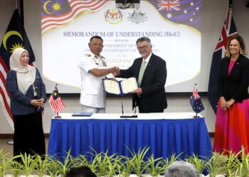 MOHD. Rosli Abdullah bertukar dokumen bersama pihak Australia yang diwakili oleh Timbalan Setiausaha, Jabatan Perubahan Iklim, Tenaga, Alam Sekitar dan Air Australia, Sean Sullivan pada majlis menantangani MoU di ibu pejabat Maritim Malaysia di Putrajaya hari ini.