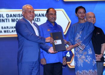 ZAMBRY Abdul Kadir menyaksikan penyerahan surat tajaan kepada pelajar pada Majlis Penyerahan Surat Tajaan kepada pelajar terbaik Sijil Tinggi Persekolahan Malaysia (STPM) di Kementerian Pengajian Tinggi (KPT). - UTUSAN/FAISOL MUSTAFA
