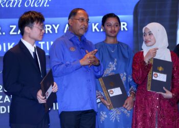 ZAMBRY Abdul Kadir bersama pelajar yang menerima surat tajaan pada Majlis Penyerahan Surat Tajaan kepada pelajar terbaik STPM di KPT. - UTUSAN/FAISOL MUSTAFA