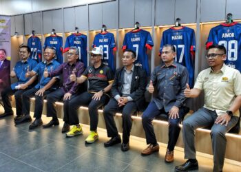 MUSTAPHA Nagoor (tengah) bersama para pegawai bergambar di bilik persalinan pemain ketika sesi lawatan selepas Majlis Penyerahan Projek Kerja-kerja Menaik Taraf Bilik Persalinan dan Kerja-kerja Mengecat Stadium Tuanku Abdul Rahman Paroi, Seremban, hari ini.-UTUSAN/MOHD. SHAHJEHAN MAAMIN.