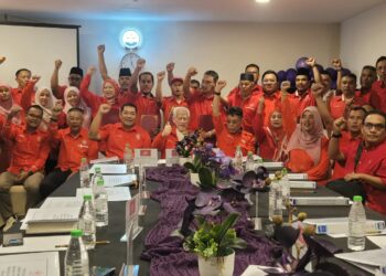 KAMARUDIN Md. Nor (duduk, tengah) bersama kepimpinan Bersatu Kelantan selepas Mesyuarat Jawatankuasa Badan Pimpinan Bersatu Kelantan di Kota Bharu, Kelantan hari ini. - UTUSAN/MUSTAQIM MOHAMED