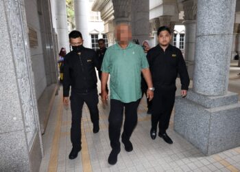 BEKAS Pengarah Besar Felda tiba di mahkamah untuk proses reman di Mahkamah Putrajaya. - UTUSAN/FAISOL MUSTAFA